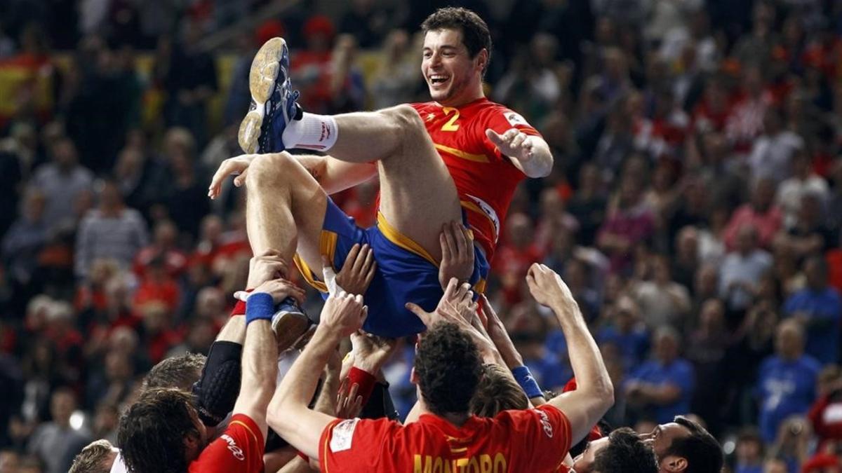 Entrerríos manteado por sus compañeros de selección tras conquistar el oro en el Mundial de España 2013