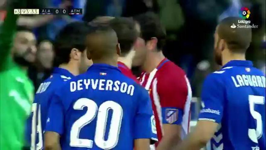 Pique entre Deyverson y Diego Godín