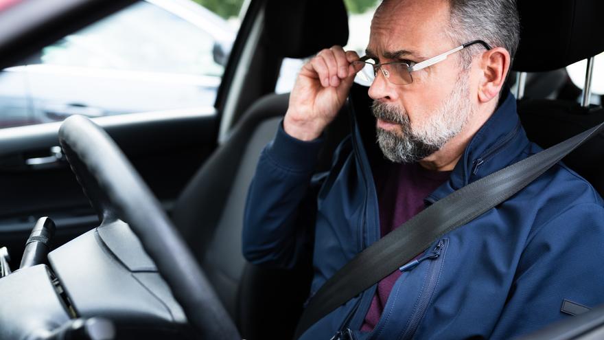 El importante aviso de la DGT para todos los conductores con gafas o lentillas