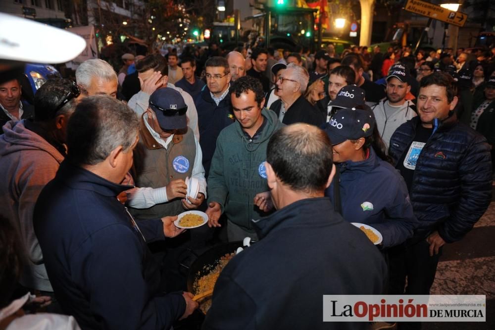 La noche de protesta de los agricultores se pasa con migas