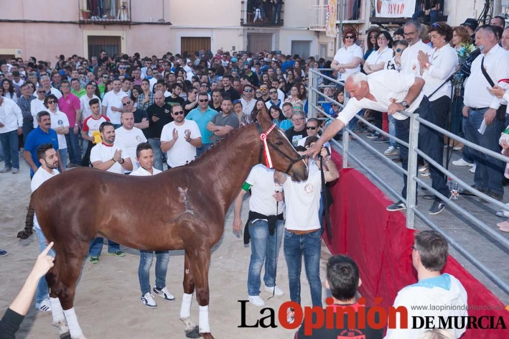 Día uno de mayo, entrada de caballos al Hoyo