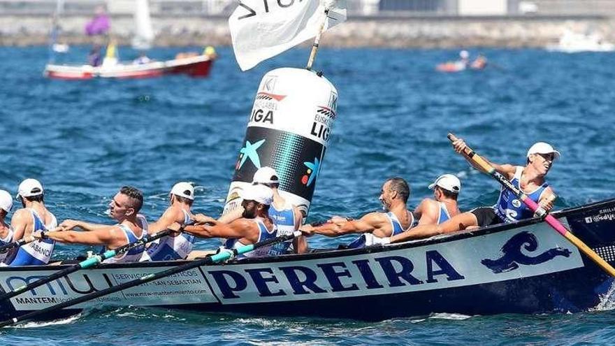 La tripulación de SD Tirán, en la bandera de Zarautz. // Javier Comenerol