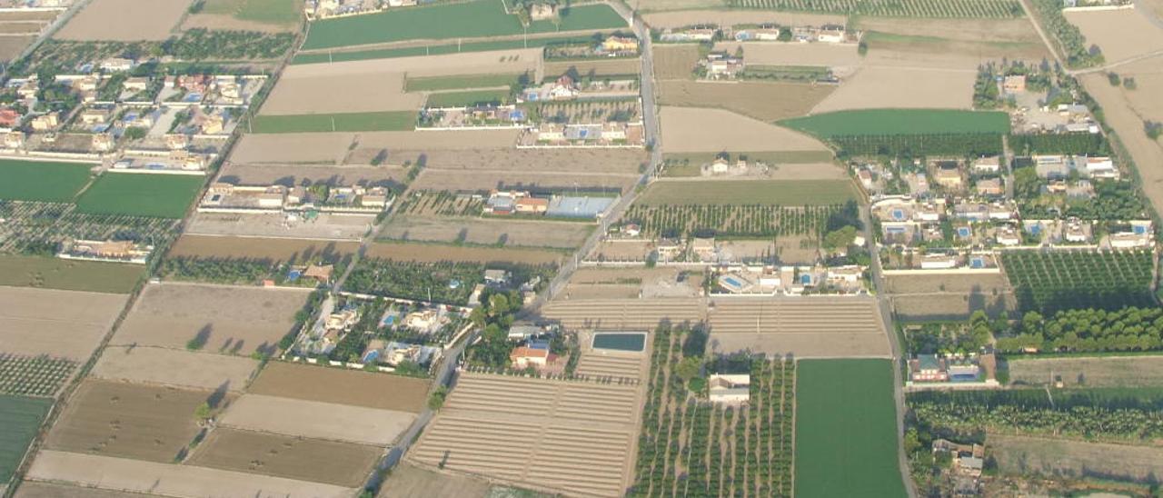 Vista del campo de Catral, una de las áreas con mayor número de viviendas ilegales.