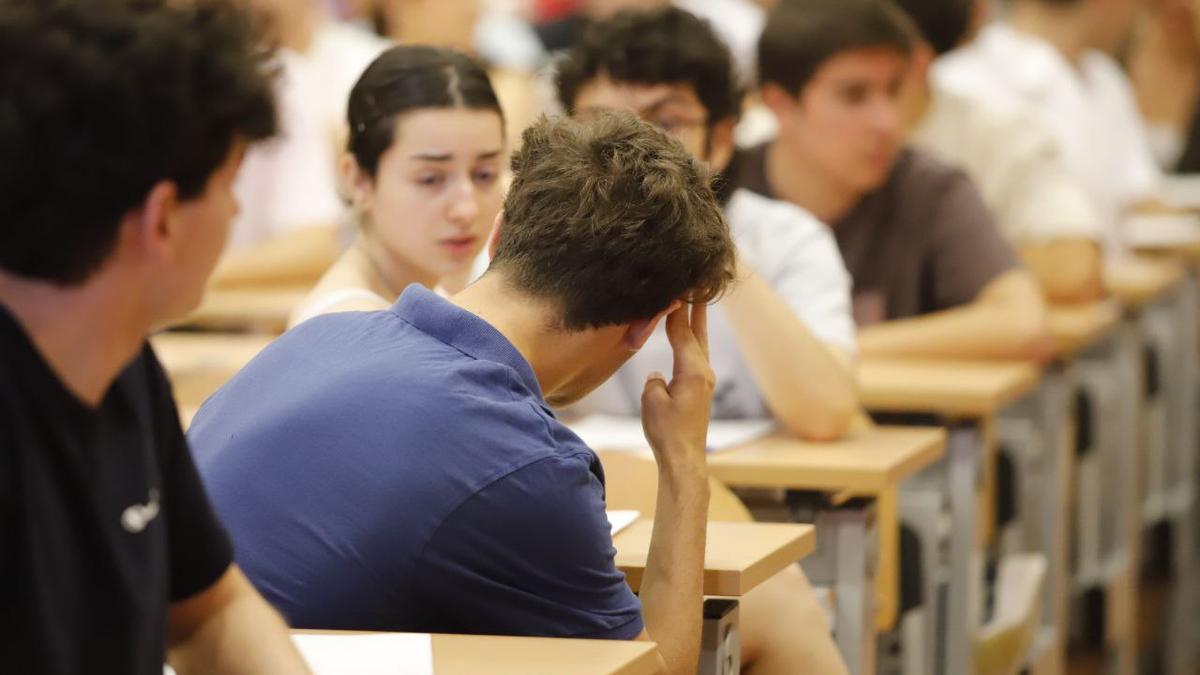 Un alumno antes de una de las pruebas.