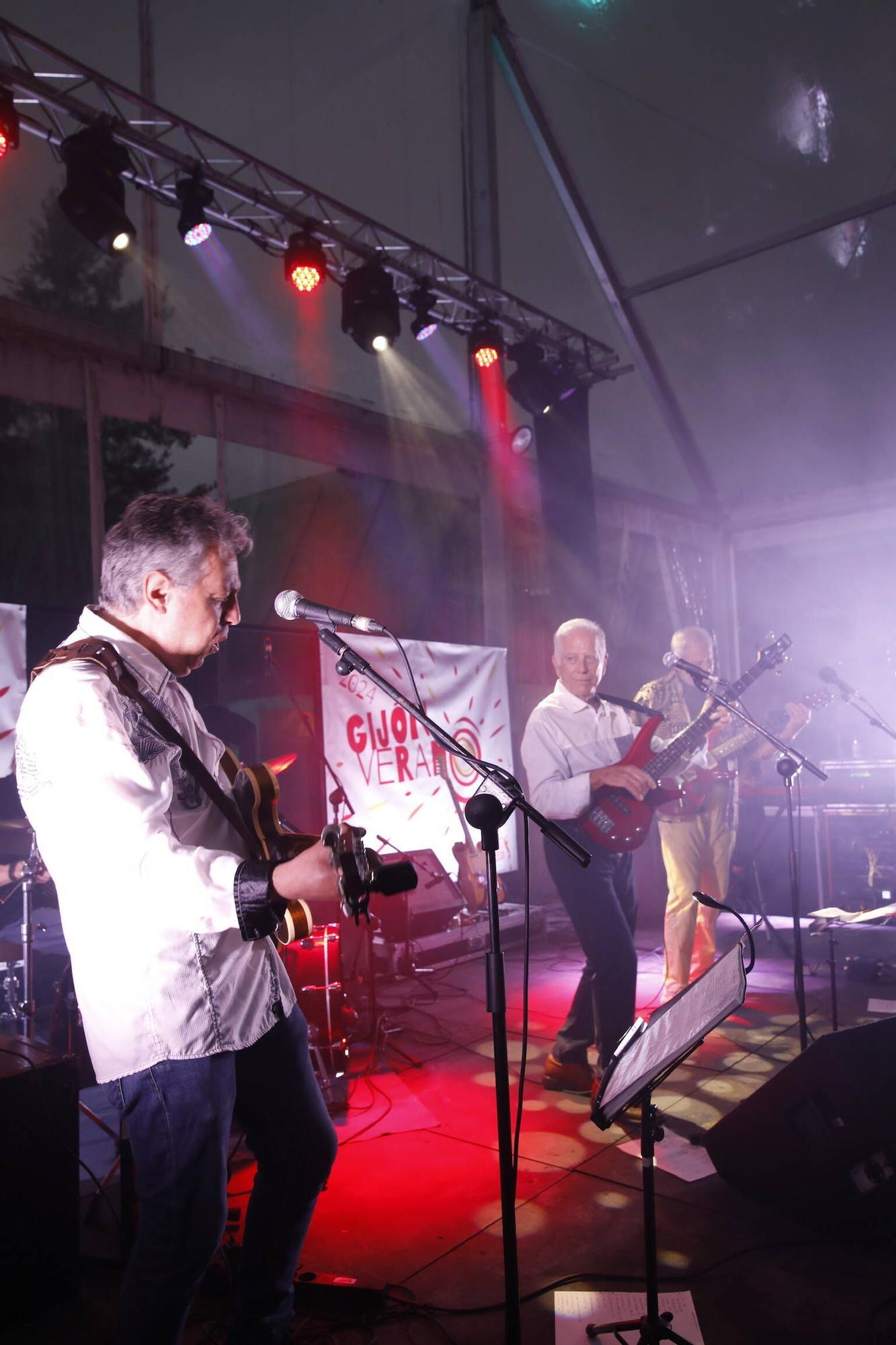 El grupo gijonés "Plana Mayor" abre los conciertos del Jardín Botánico (en imágenes)