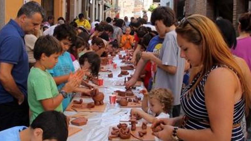 Els participants a la festa infantil del fang.