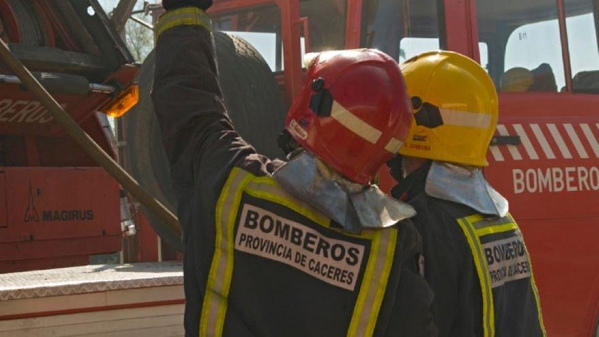 Bomberos de la provincia acudieron a la extinción del incendio.