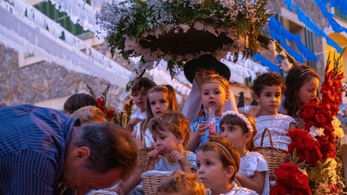 Devoción y tradición acompañan a la Beateta por las calles de Valldemossa