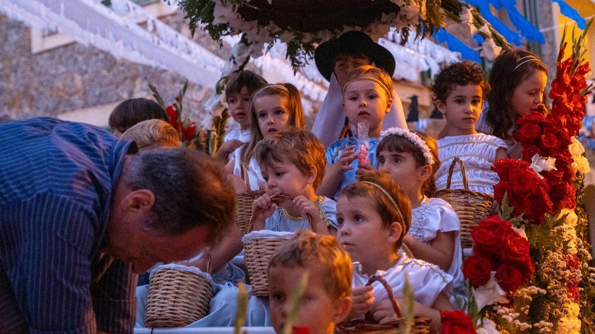Devoción y tradición acompañan a la Beateta por las calles de Valldemossa