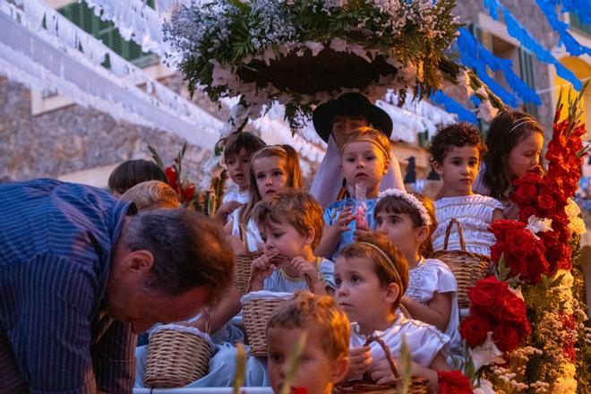 FOTOS | Devoción y tradición acompañan a la Beateta por las calles de Valldemossa