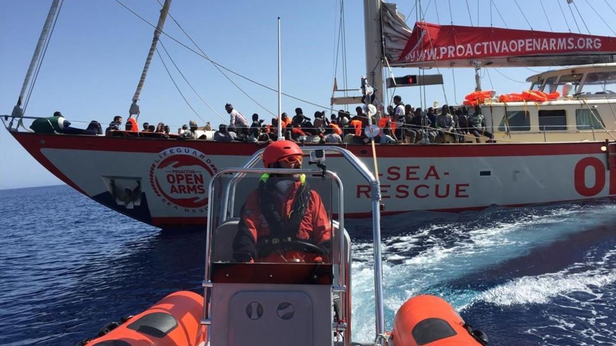 Iñaki, en primer término, con el 'Astral' al fondo, en el Mediterráneo.