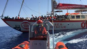 Operación de rescate en el Mediterráneo, con el ’Astral’ al fondo
