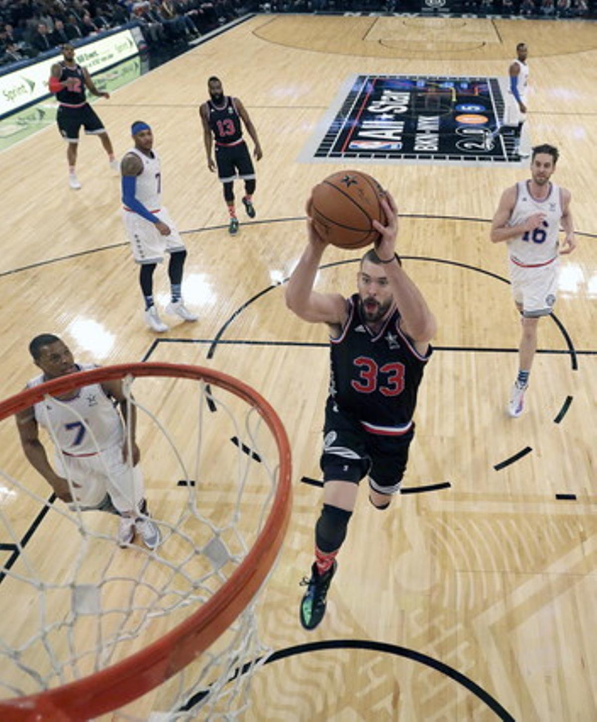 Marc Gasol encistella davant la mirada del seu germà Pau durant l’All Star.