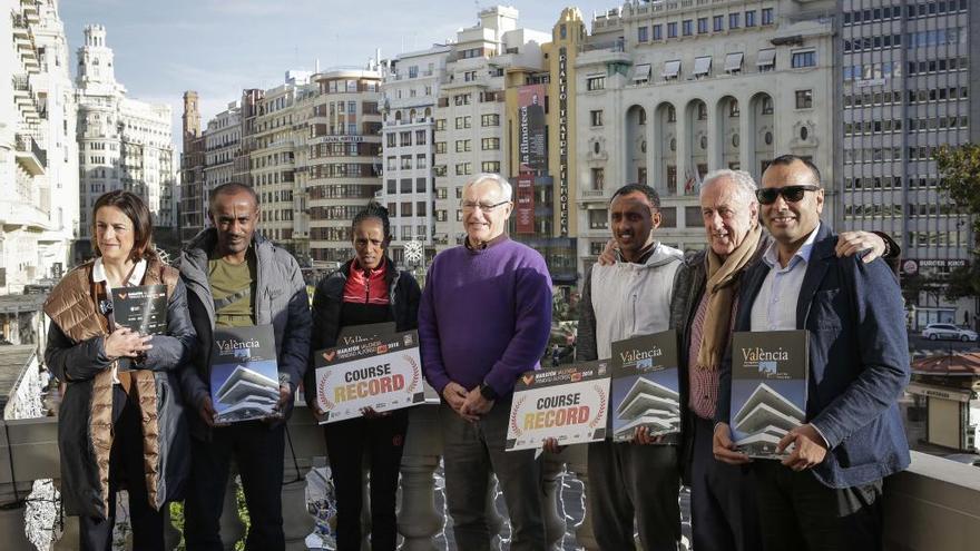 Elena Tejedor, Joan Ribó y Paco Borao, con los ganadores del maratón, en el balcón del Ayuntamiento.