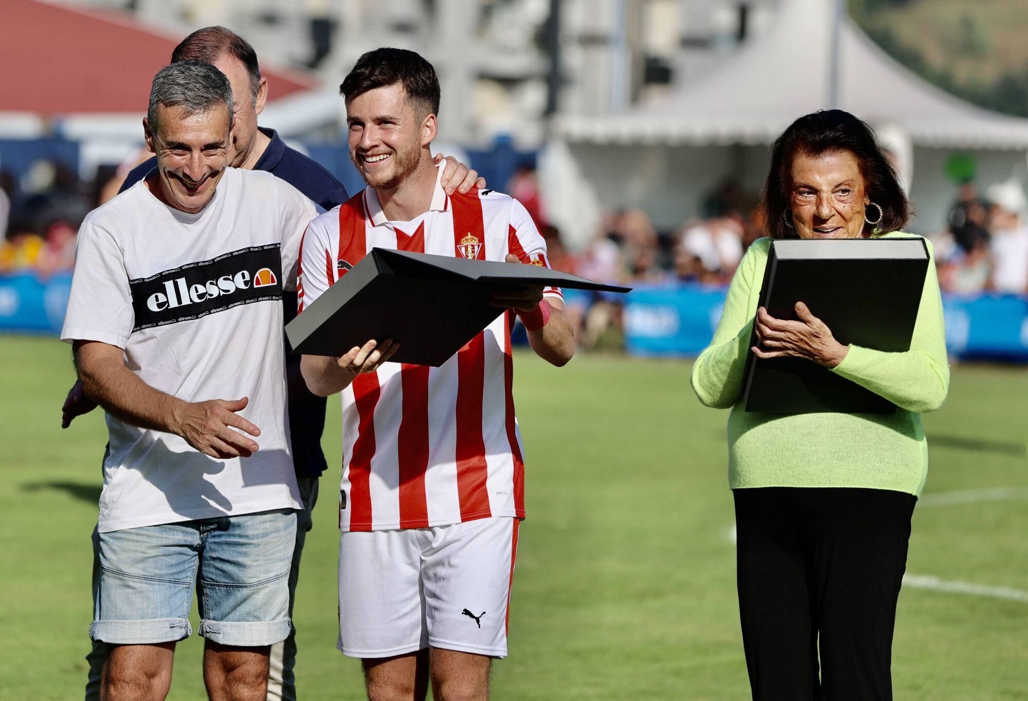 EN IMÁGENES: Amistoso de pretemporada en Grado entre Sporting y Racing de Santander