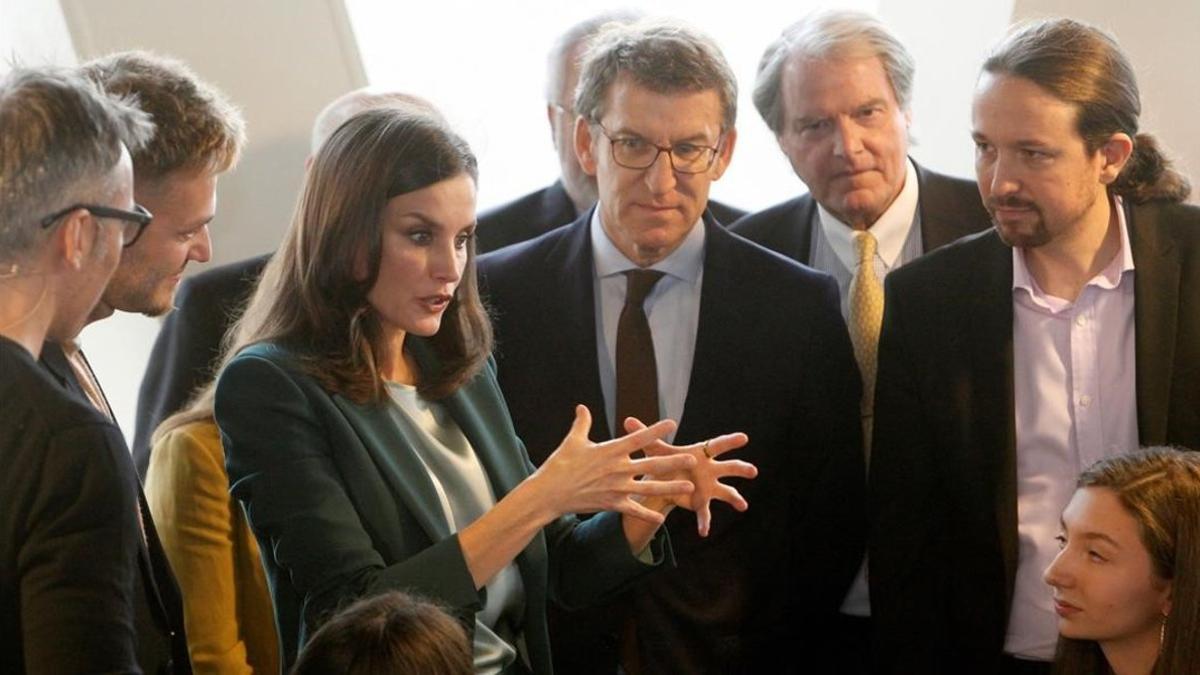 La reina Letizia con Alberto Núñez Feijoo y Pablo Iglesias, en A Coruña.