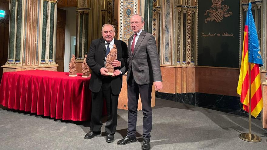 Manuel Civera, al recoger el reconocimiento de manos de José Peris.