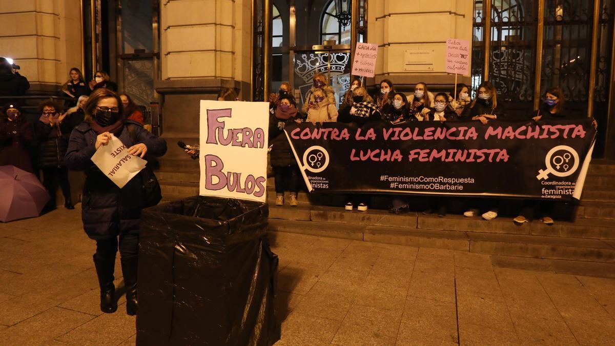 Concentración en la plaza España contra los bulos machistas.