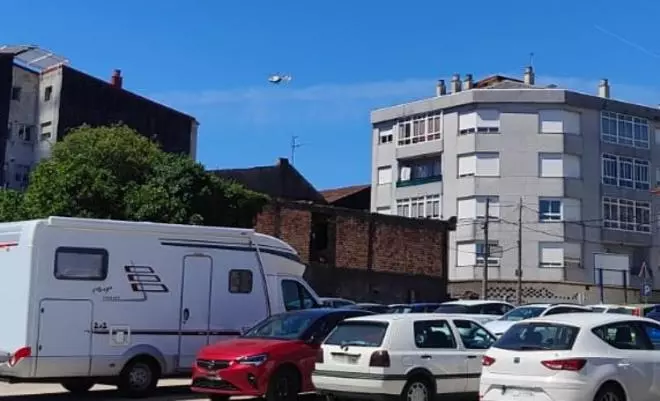 Un helicóptero de la Guardia Civil sobrevuela Ponteareas en busca de un vecino que habría intentado agredir a su madre