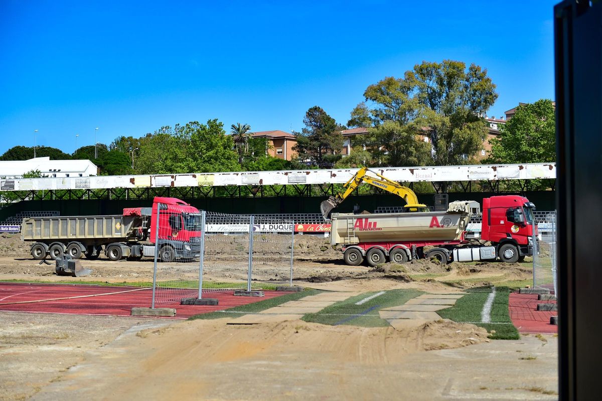 Obras en el campo de fútbol de la ciudad deportiva de Plasencia.