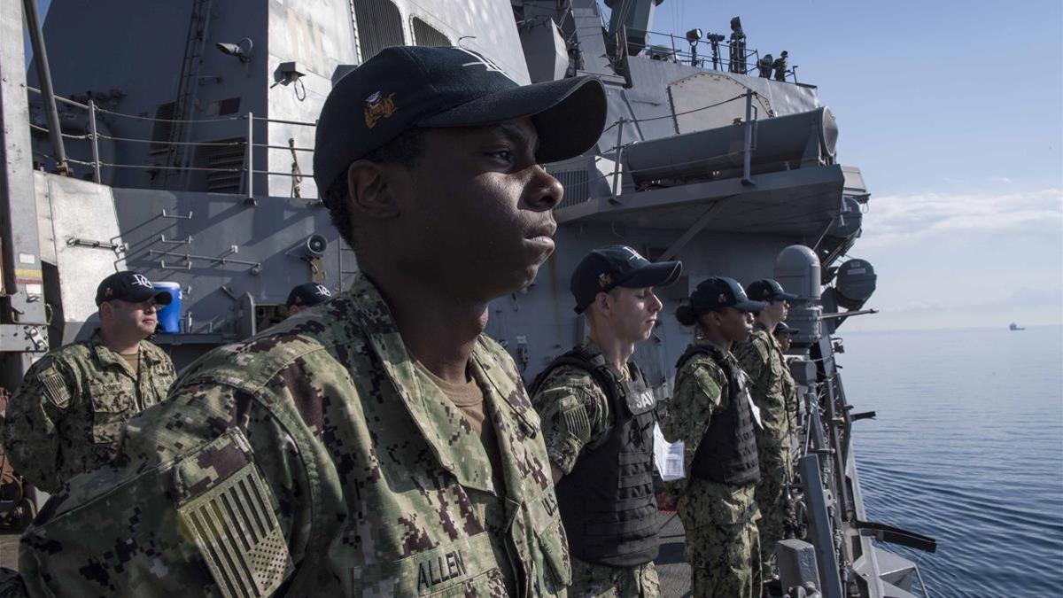 Marines de la Armada de EEUU, en la cubierta del 'USS Donald Cook', en dirección a Siria.