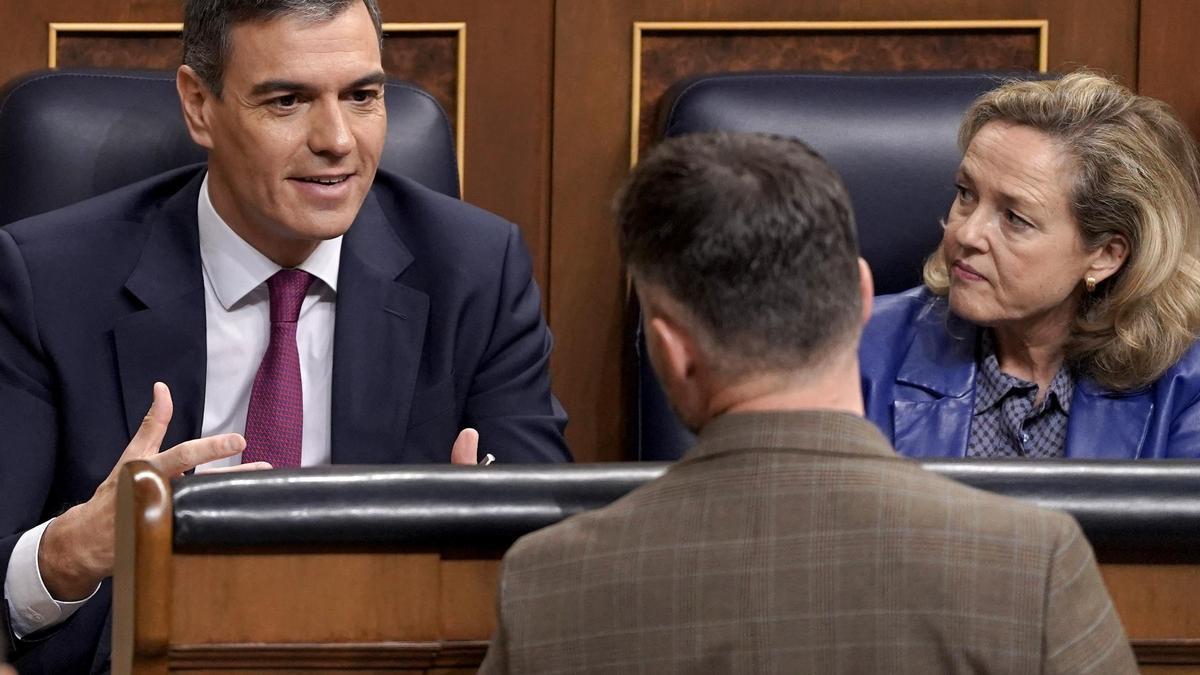 El presidente del Gobierno, Pedro Sánchez, habla con Gabriel Rufián en el Congreso.