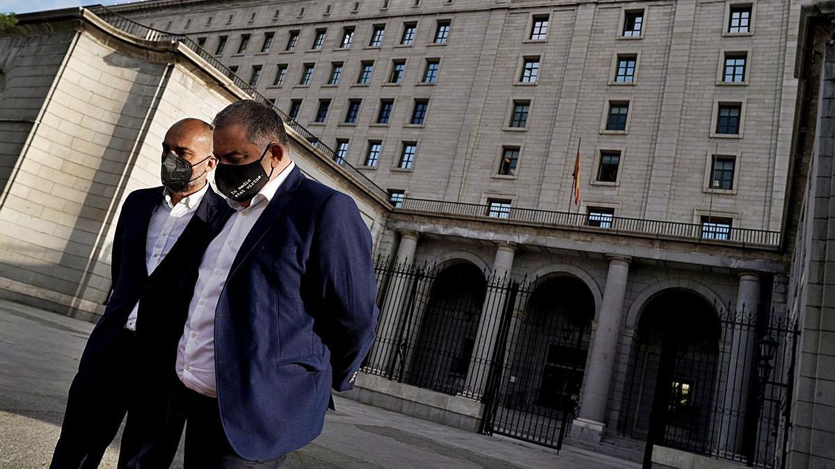 Lucas Jiménez (d) y Javier Berenguer, con expresión de abatimiento ante el Ministerio, ayer. | JOSÉ LUIS ROCA