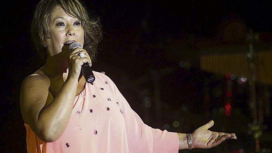 La cantante Pili Pampín, durante un concierto en A Estrada.