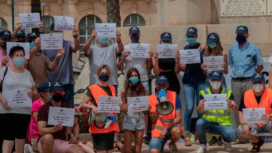 Manifestantes de ASFASPRO de las Fuerzas Armadas ayer en la plaza Héroes de Cavite.