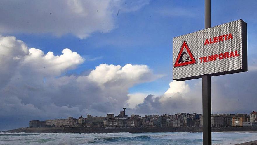 La alerta roja en el mar obligó a cerrar la playa de Riazor.   | // C. PARDELLAS