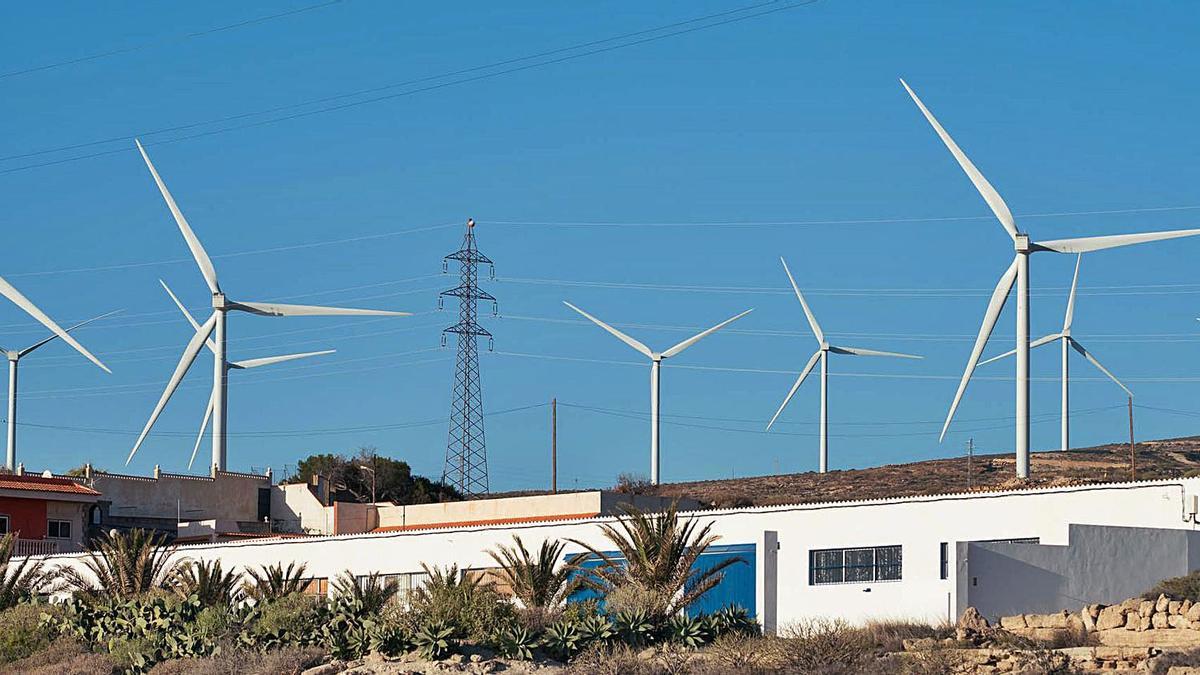 Vista de molinos de viento en la zona del sur de Tenerife.