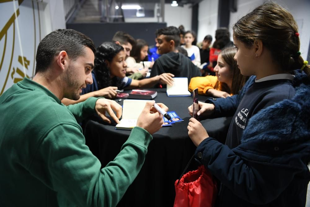 Alumnos de 6º de Primaria conocen las instalaciones del Deportivo en Riazor dentro de la serie de encuentros organizados por LA OPINIÓN y la Fundación Real Club Deportivo.