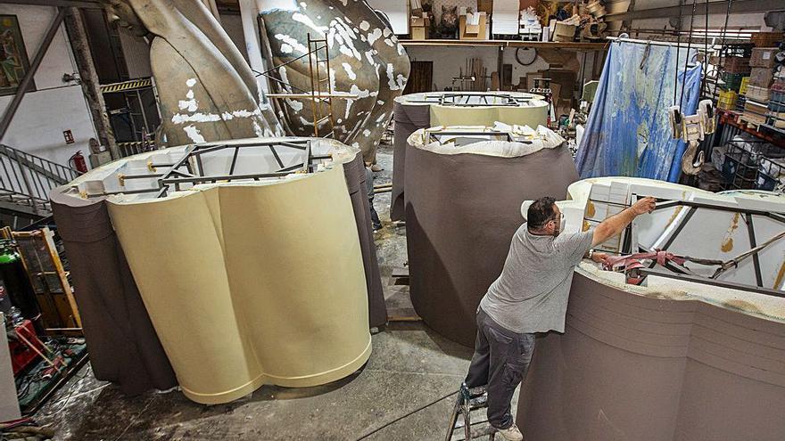 A la izquierda se observa la silueta de la figura de la Virgen María.