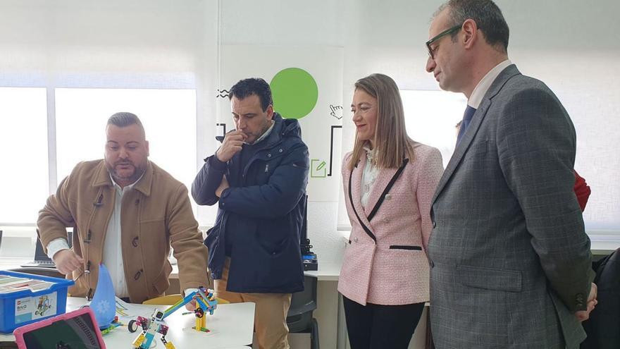 El consejero de Educación Víctor Marín visita el Aula del Futuro del CEIP Virgen de las Maravillas. | CARM