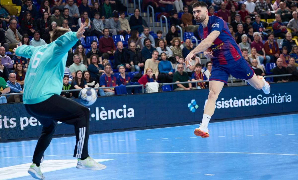 Blaz Janc se dispone a marcar ante Sandro Mestric