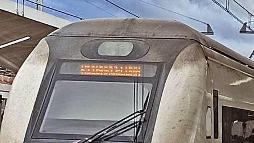 Un tren aturat a l&#039;estació de Girona.