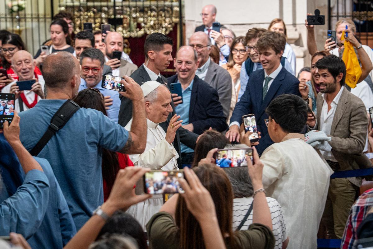 La visita del Papa León XIV en la parroquia de Sant Agustí del Raval