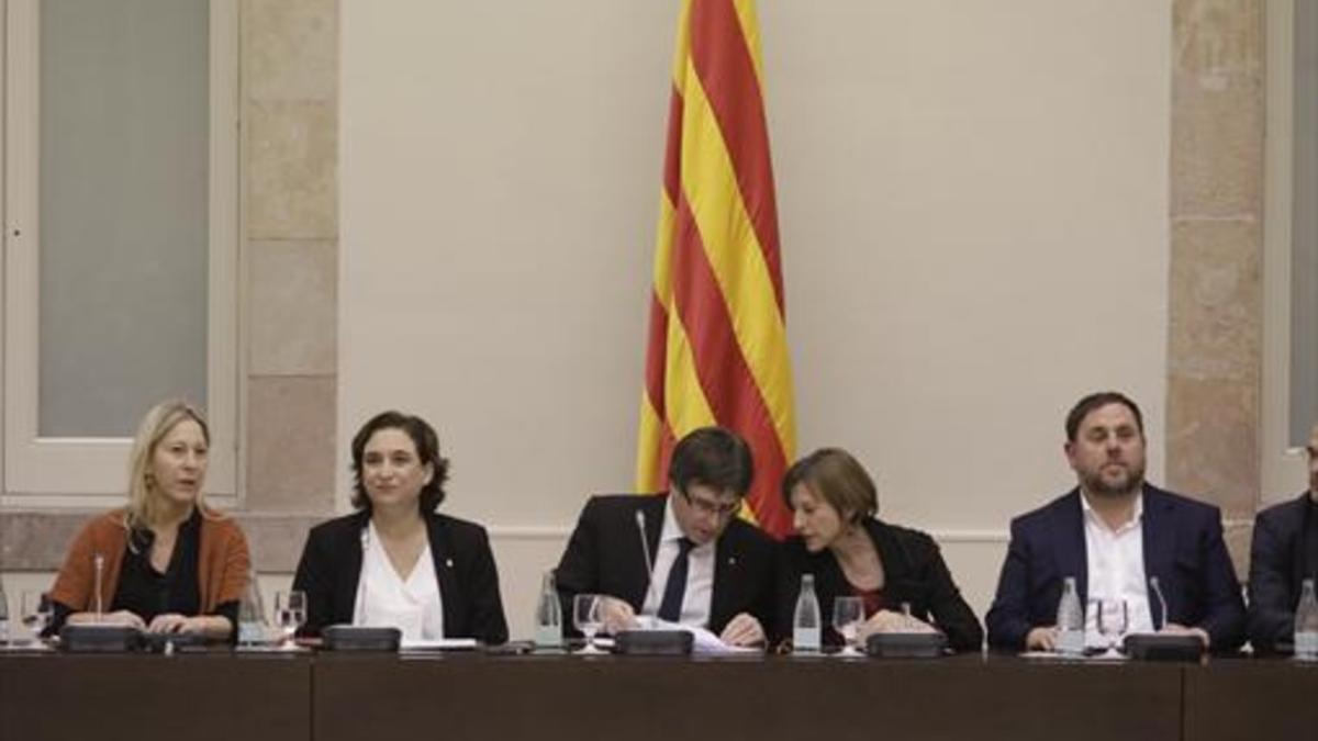 Cumbre 8 Munté, Colau, Puigdemont, Forcadell y Junqueras, en el encuentro prorreferéndum del día 23.