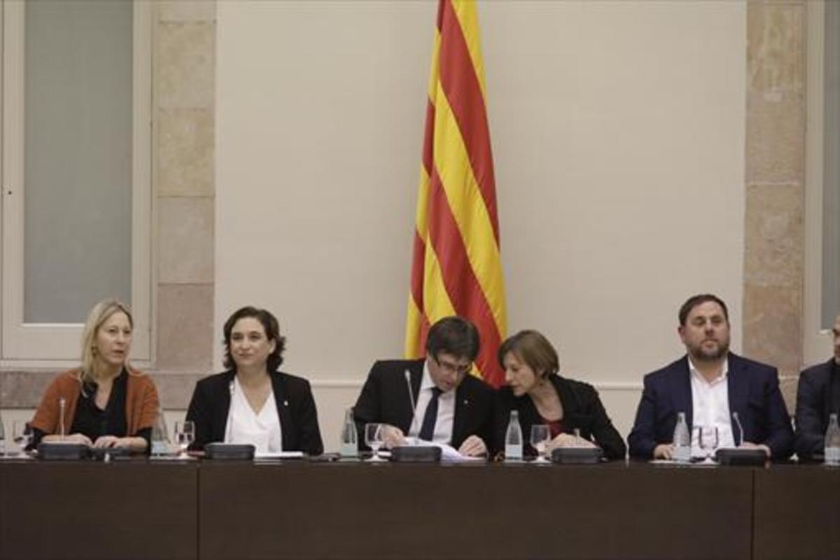 Munté, Colau, Puigdemont, Forcadell y Junqueras, en la cumbre por el referéndum del pasado 23 de diciembre.