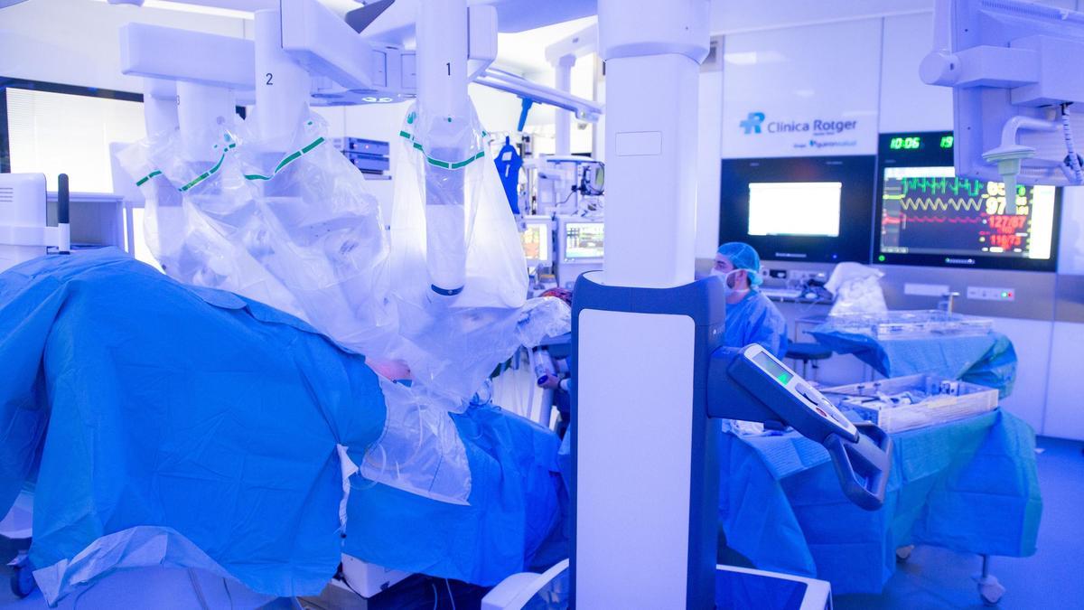Clínica Rotger alcanza las 50 intervenciones quirúrgicas mínimamente invasivas con el robot Da Vinci Xi