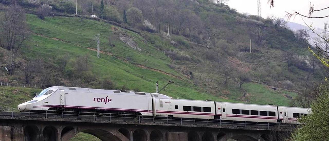 Un tren Alvia, circulando por el valle del Caudal.