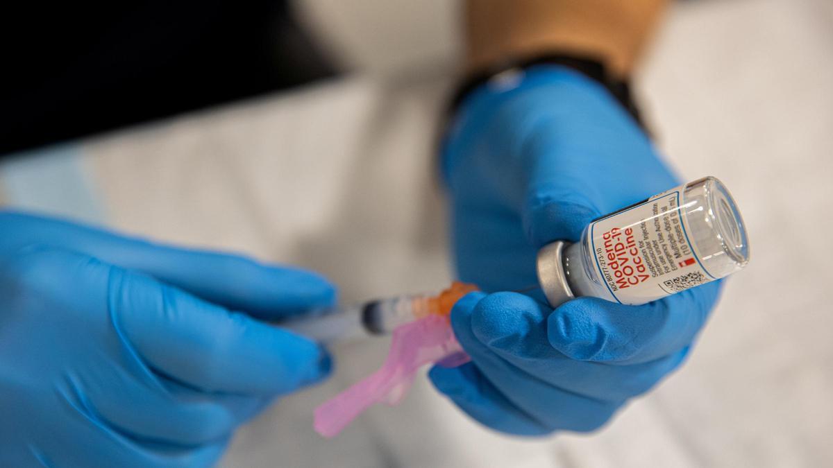 Un sanitario prepara una dosis de la vacuna contra el coronavirus de Moderna.