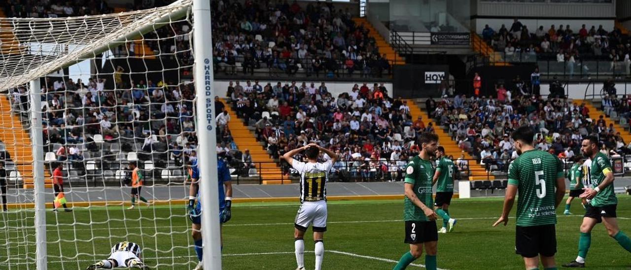 Los jugadores del Badajoz se lamentan de una ocasión fallada mientras que los del VIllanovense conversan entre ellos.