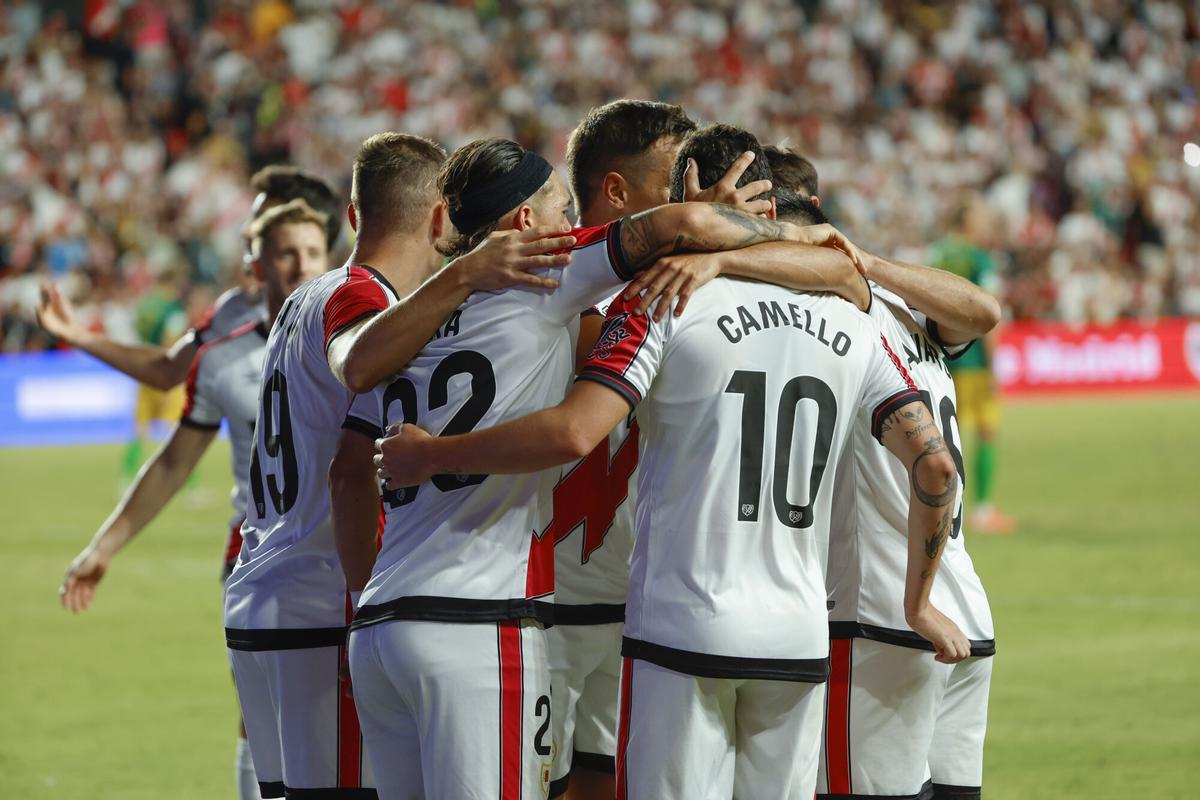 Los jugadores del Rayo celebran uno de los tres goles que le dieron la clasificación para la Conference.