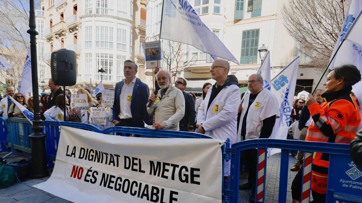 Médicos de Mallorca protestan contra el Estatuto Marco frente a la Delegación de Gobierno en Palma.