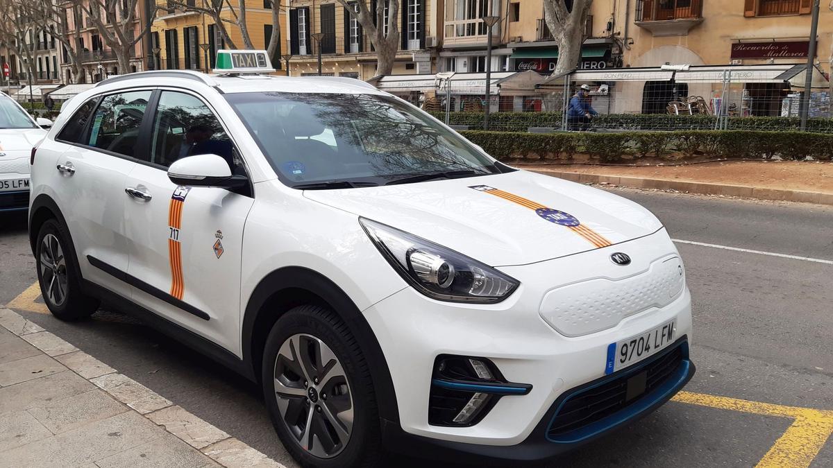 Un taxi eléctrico en la parada de es Born.