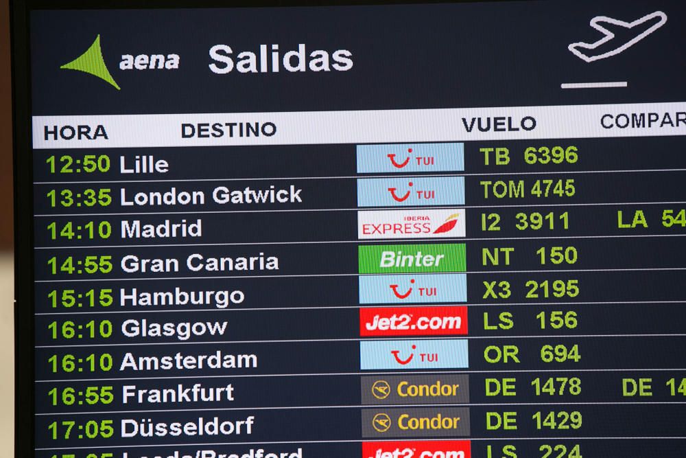 Llegada de pasajeros de TUI a aeropuerto del Sur