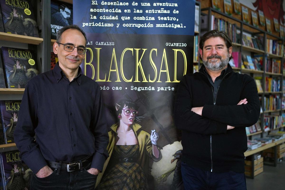 El guionista Juan Díaz Canales y el dibujante Juanjo Guarnido (derecha), ante la portada del nuevo 'Blacksad', este miércoles en Madrid.