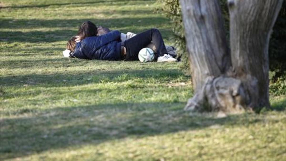 Una pareja de jóvenes en el parque de la Ciutadella, en Barcelona.