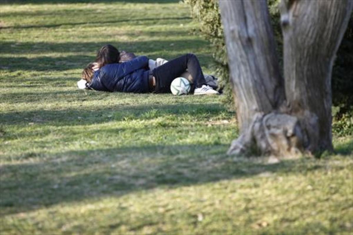 Una pareja de jóvenes en el parque de la Ciutadella, en Barcelona.